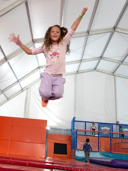 Descubre qué es una ludoteca y por qué es el lugar ideal para cumpleaños y celebraciones infantiles con actividades divertidas y seguras.